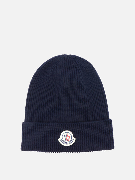 Knitted beanie with patch