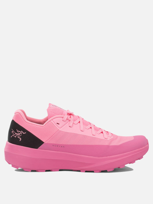 Arc'teryx "Norvan LD 4" Low-top sneakers Fuchsia

