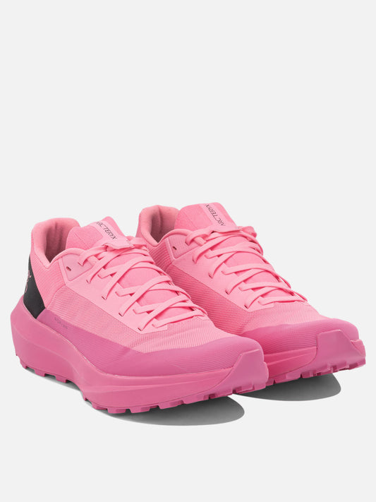 Arc'teryx "Norvan LD 4" Low-top sneakers Fuchsia

